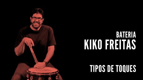 Kiko freitas segurando suas baquetas com o título "Bateria - Kiko Freitas"