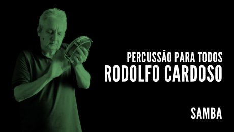 Rodolfo Cardoso segura seu tamborim com o título "Percussão para todos - Rodolfo Cardoso - Samba"