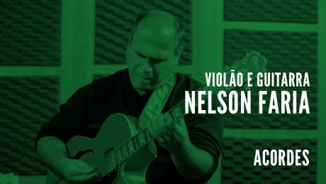 Nelson Faria segura sua guitarra Condor com título "Violão e Guitarra - Nelson Faria - Acordes"