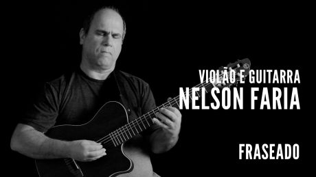 Nelson Faria segura seu violão com título "Violão e Guitarra - Nelson Faria - Fraseado"