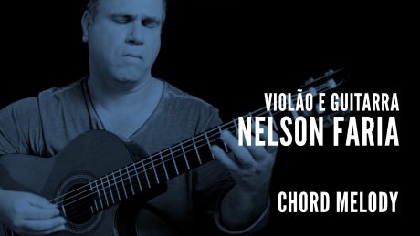 Nelson Faria segura seu violão com título "Violão e Guitarra - Nelson Faria - Chord Melody"