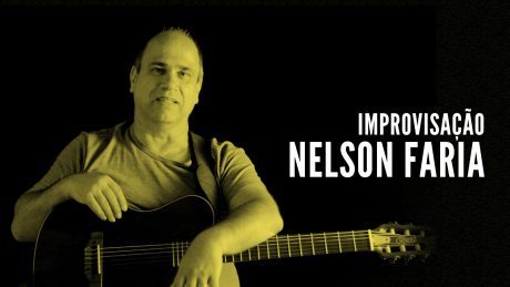 Nelson Faria segura seu violão com título "Improvisação - Nelson Faria"