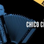 Chico Chagas segura seu acordeon com o título "Acordeon - Chico Chagas"